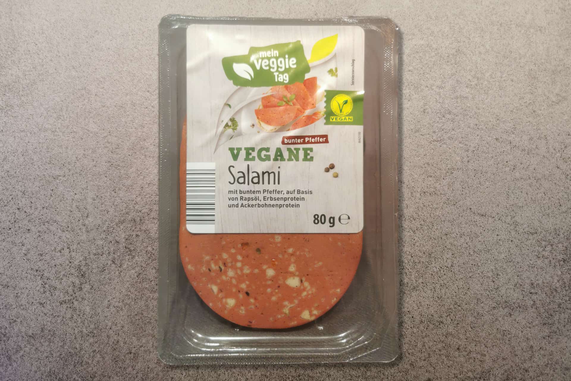 Mein Veggie Tag - Vegane Salami mit buntem Pfeffer freigestellt